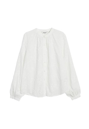 Biała bluzka z długim rękawem, wykonana z fakturowanej tkaniny, z okrągłym dekoltem, pełnymi rękawami z elastycznymi mankietami i centralnym zapięciem na guziki.