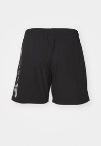 Fekete sportnadrág, könnyű anyagból, rugalmas derékkal és oldalsó zsebbel. A design függőleges fehér csíkokat tartalmaz.