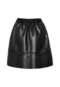 Jupe en cuir noir avec une taille froncée, texture lisse et forme évasée. Présente des détails de couture près de l'ourlet.