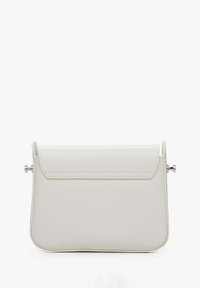 Bílá kabelka z umělé kůže se strukturovaným tvarem, klopovým uzavřením a stříbrnými kovovými doplňky. Hladký povrch a čisté designové linie.