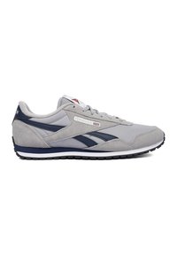 Grauer und marineblauer Reebok Classic Sneaker mit Wildleder-Akzenten, Schnürsenkeln und einer Gummisohle, seitlich abgebildet.