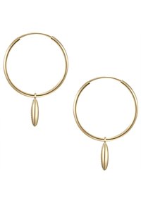 Guldtonade hoopsmycken med en mjuk, rundad design och en hängande oval charm. Charmet har en texturerad kantdetalj.