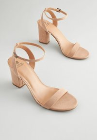 Nude mockask högklackade sandaler med en bred rem över tån, ankelsrem med spänne och klack. Slät innersula.