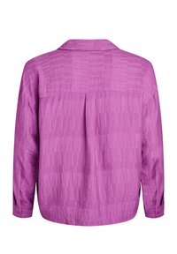 Košeľa s dlhým rukávom z tkaného materiálu v jasnej fialovej farbe, s jemným štruktúrovaným vzorom, golierom a manžetami na gombíky. Detaily s rozparkom na chrbte.