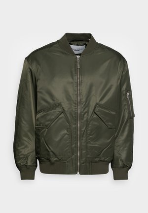 Kurtka bomberka w oliwkowej zieleni z zapięciem na suwak z przodu, żebrowanym kołnierzem, mankietami i dołem, dwoma kieszeniami z klapkami z przodu oraz kieszenią na suwak na lewym rękawie.