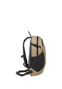 Sac à dos beige avec poche latérale en maille noire, dos rembourré, bretelles ajustables et plusieurs compartiments zippés, présenté en vue de profil.