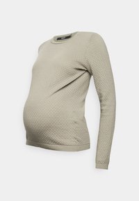 Pull de maternité gris clair texturé avec un col rond et des manches longues, présentant un ourlet ajusté et un tissage à motifs.