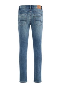 Bakvy av slim-fit blå jeans med sydda bakfickor och en beige läderlogotyp på midjebandet.