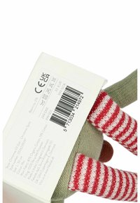 Groene katoenen pop met een ronde bruine neus, gestreepte rood-witte armen en een wit label met productdetails en barcode.