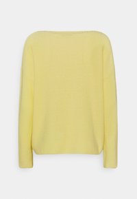Pull tricoté ample de couleur jaune doux avec manches longues et col large, présenté sur un fond blanc uni.