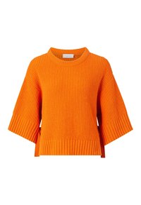 Pull en maille orange vif à manches courtes avec une texture côtelée, des manches larges et un col rond. Présente une coupe droite et des fentes latérales.