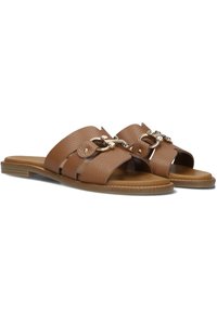 Kastanjebruine leren sandalen met brede banden met een gestructureerde afwerking, goudkleurige hardware-accenten en een platte zool voor comfort.