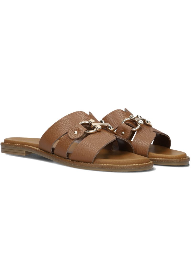 Kastanjebruine leren sandalen met brede banden met een gestructureerde afwerking, goudkleurige hardware-accenten en een platte zool voor comfort.