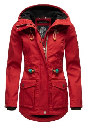 Veste femme à capuche rouge avec fermeture éclair devant, poches à boutons, taille réglable et doublure polaire noire à l’intérieur de la capuche et des poignets.