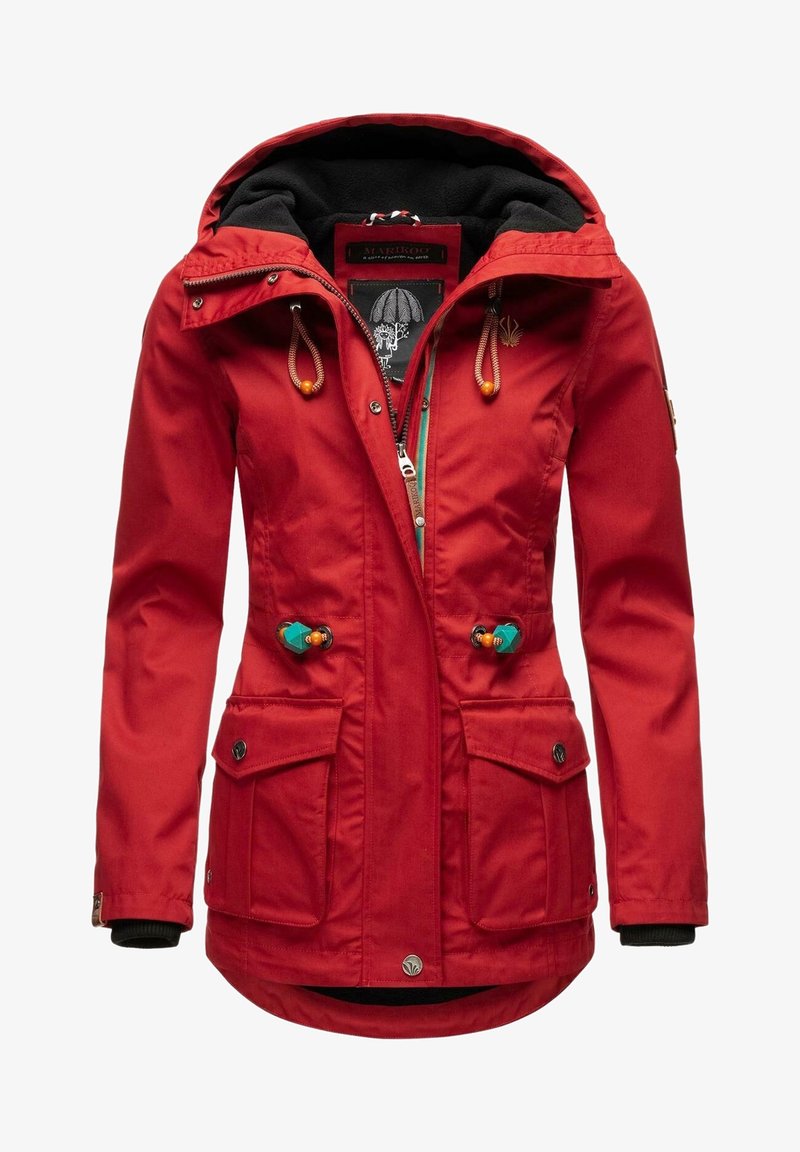 Veste femme à capuche rouge avec fermeture éclair devant, poches à boutons, taille réglable et doublure polaire noire à l’intérieur de la capuche et des poignets.