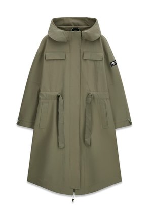 Langer olivgrüner Kapuzenmantel mit vorderen Klappentaschen, Taillengurten und einem kleinen Aufnäher am oberen linken Ärmel.