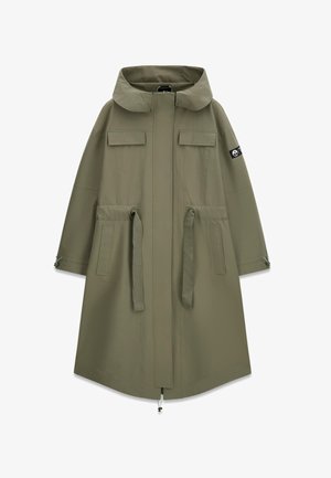 Langer olivgrüner Kapuzenmantel mit vorderen Klappentaschen, Taillengurten und einem kleinen Aufnäher am oberen linken Ärmel.