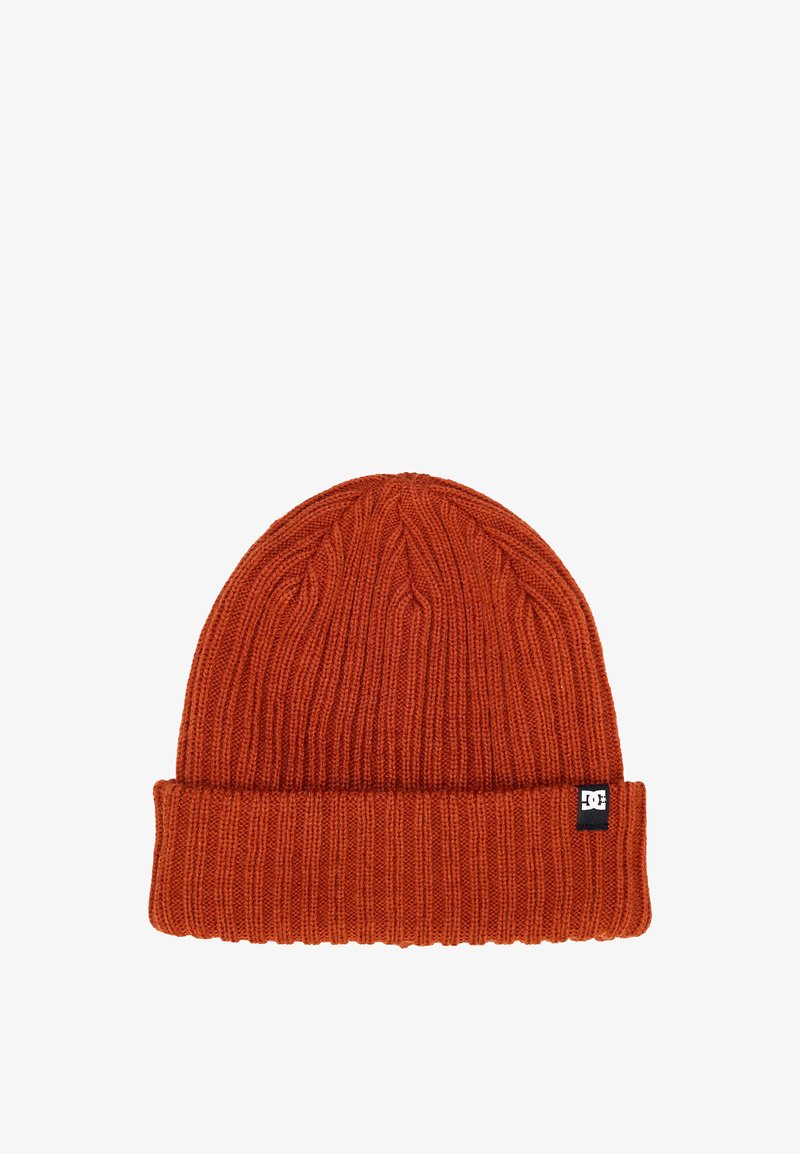Oranžová pletená čepice s ribovanou texturou a ohrnutým lemem. Obsahuje malou černou nášivku na boku. Měkký a pružný materiál.