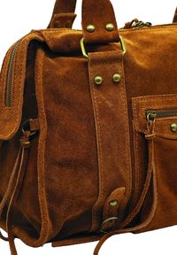 Sac messager en suedine marron avec quincaillerie en laiton, multiples poches et accents cousus. Texture lisse avec un design structuré.