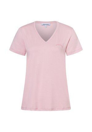 T-shirt rose clair à col en V et manches courtes avec un petit texte brodé en cursive sur la poitrine gauche et une étiquette au col.