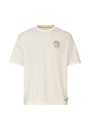 T-shirt à manches courtes couleur blanc cassé avec un petit logo circulaire de montagne sur le côté gauche de la poitrine et la marque Vaude près de l'ourlet inférieur.