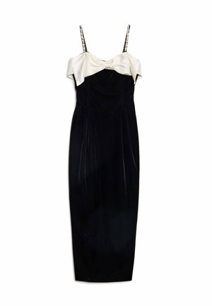 Crna baršunasta haljina s bijelim satenskim topom koji otkriva ramena, s ukrašenim tankim naramenicama i pripijenim krojem sa naborima sa strane.