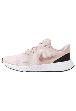 Chaussure de running Nike rose clair avec semelle blanche texturée, détail talon noir et logo Nike swoosh rose sur le côté, vue de l'extérieur.