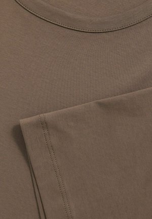 Braunes Baumwoll-T-Shirt mit rundem Halsausschnitt und kurzen Ärmeln, das eine glatte Textur und eine saubere Nahtdetail entlang der Kanten aufweist.