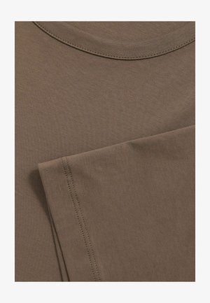 Rudas medvilninis polo marškinėliai su apvalia iškirpte ir trumpomis rankovėmis, pasižymintys lygiu paviršiumi ir tvarkingu siuvimo įsiuvas aplink kraštus.