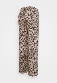 Tepláky s leopardím vzorem vyrobené z měkké, elastické tkaniny. Mají vysoký pas a volné tapered nohavice. Barevná kombinace: béžová s černými skvrnami.