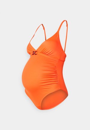Maillot de maternité en orange vif, avec des bretelles ajustables, des détails froncés et un accent décoratif à la taille. Texture lisse.