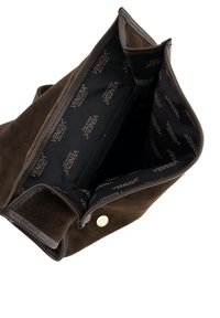 Sac en daim marron avec une texture douce, doté d'une doublure en tissu noir ornée d'un imprimé logo "Venezia" et d'une poche zippée à l'intérieur.