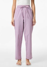 Pantalons violets légers à rayures avec une taille à cordon et des jambes larges. Texture douce et rayures verticales dans des teintes claires et foncées.