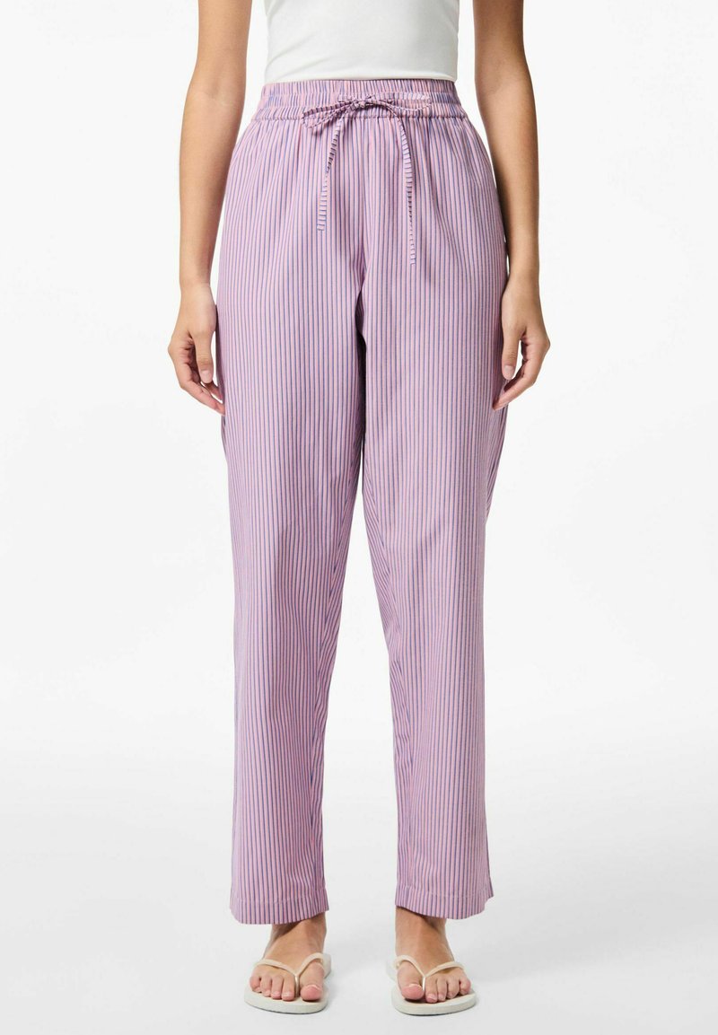 Pantalons violets légers à rayures avec une taille à cordon et des jambes larges. Texture douce et rayures verticales dans des teintes claires et foncées.
