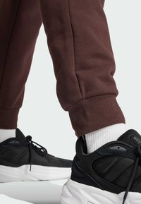 adidas Sportswear FEELCOZY - Pantalones deportivos - shadow brown