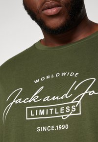 Jack & Jones JJFERRIS TEE CREW NECK 3 PACK - Marškinėliai su spaudiniu - black/kombu/navy