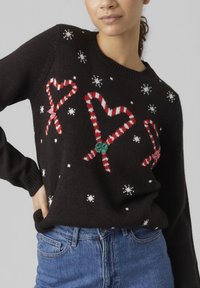 Maglione nero con motivo festivo a bastoncino di zucchero rosso e bianco, caratterizzato da piccoli dettagli con fiocchi rosa e verdi e decorazioni di fiocchi di neve bianchi.