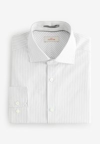 Chemise blanche à boutonnière avec des fines rayures grises, un col classique et des boutons blancs. Le tissu semble lisse avec une texture subtile.