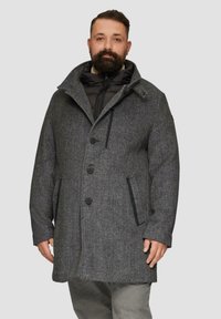 Manteau en pied-de-poule gris avec un col haut, fermeture à boutons sur le devant et poches latérales, doté d'une doublure matelassée pour plus de chaleur.