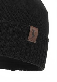 Cappello a cuffia nero lavorato a maglia con trama a coste e un'etichetta in pelle marrone con la silhouette di un cervo e la scritta "Hunting Club".