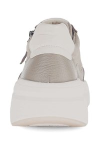 Grijze leren sneaker met een gestructureerde bovenkant, witte hieltab en een dikke rubberen zool. Heeft een schoon, minimalistisch ontwerp en subtiele stiksels.