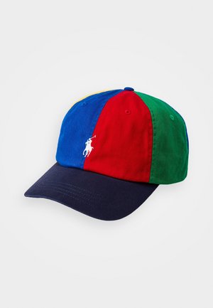 Baseballkasket med blå, rød, grønne og gule paneler og en mørkeblå skygge, med en lille hvid broderet polo-spillerlogo.