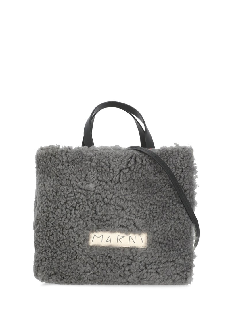 Borsa grigia texture in materiale morbido con manici in pelle nera e forma rettangolare. Presenta un'etichetta di tessuto con il testo "MARNI".