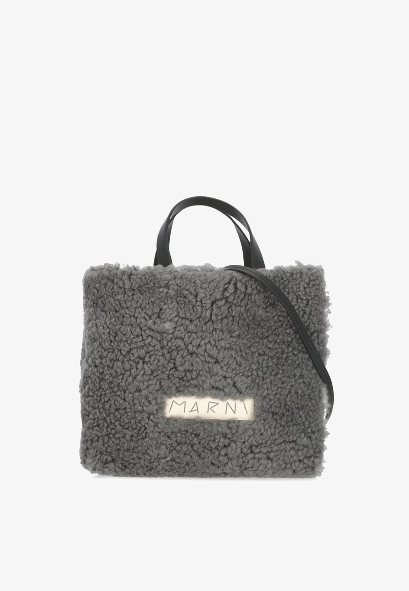 Borsa grigia texture in materiale morbido con manici in pelle nera e forma rettangolare. Presenta un'etichetta di tessuto con il testo "MARNI".