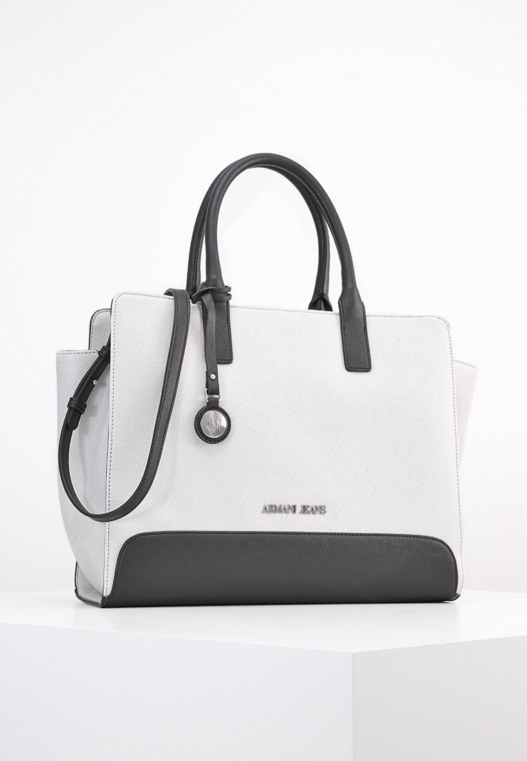 Sac à main Armani Jeans blanc et noir avec deux anses, bandoulière amovible et pendentif logo circulaire à l'avant.