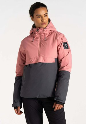 Roze en grijze pulloverjack met een capuchon, verstelbare aantrekkoorden en een logo-patch. Heeft een halve ritssluiting aan de voorkant en omgeslagen mouwen.