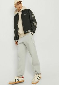 Jack & Jones COMFORT FIT - Pantaloni sportivi - moonbeam