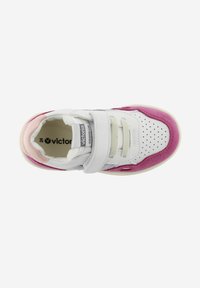 Zapatilla blanca con acentos de ante rosa, superposiciones de tejido gris, caja de dedos perforada y una correa de Velcro. Por dentro se muestra la etiqueta de la marca y la talla.