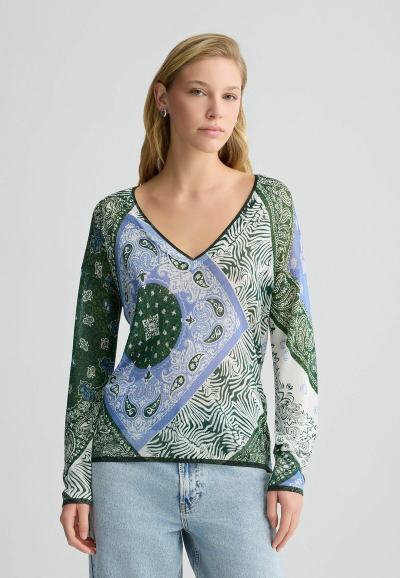Langsleeve top met V-hals, uitgevoerd in groene en blauwe paisleypatronen, textuur met contrasterende zebra- en bloemontwerpen, fitted silhouette.