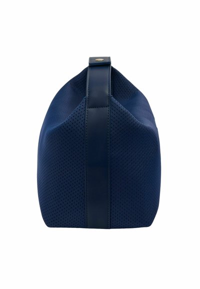 Marineblauwe tas met een perforatieve textuur, gladde leren accenten en een gestructureerde vorm. Beschikt over een eenvoudige bovenhandgreep voor het dragen.
